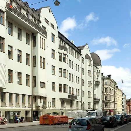 Elegant In The Center *