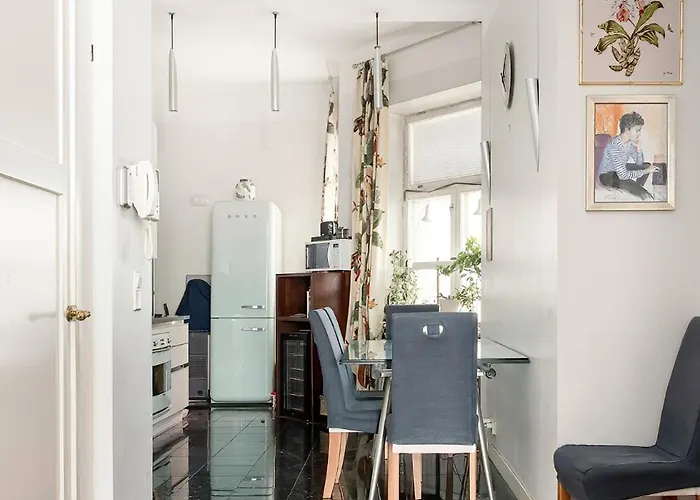 Elegant In The Center *