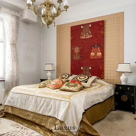 Elegant In The Center *