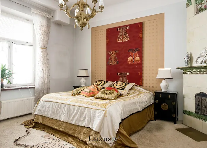 Elegant In The Center *